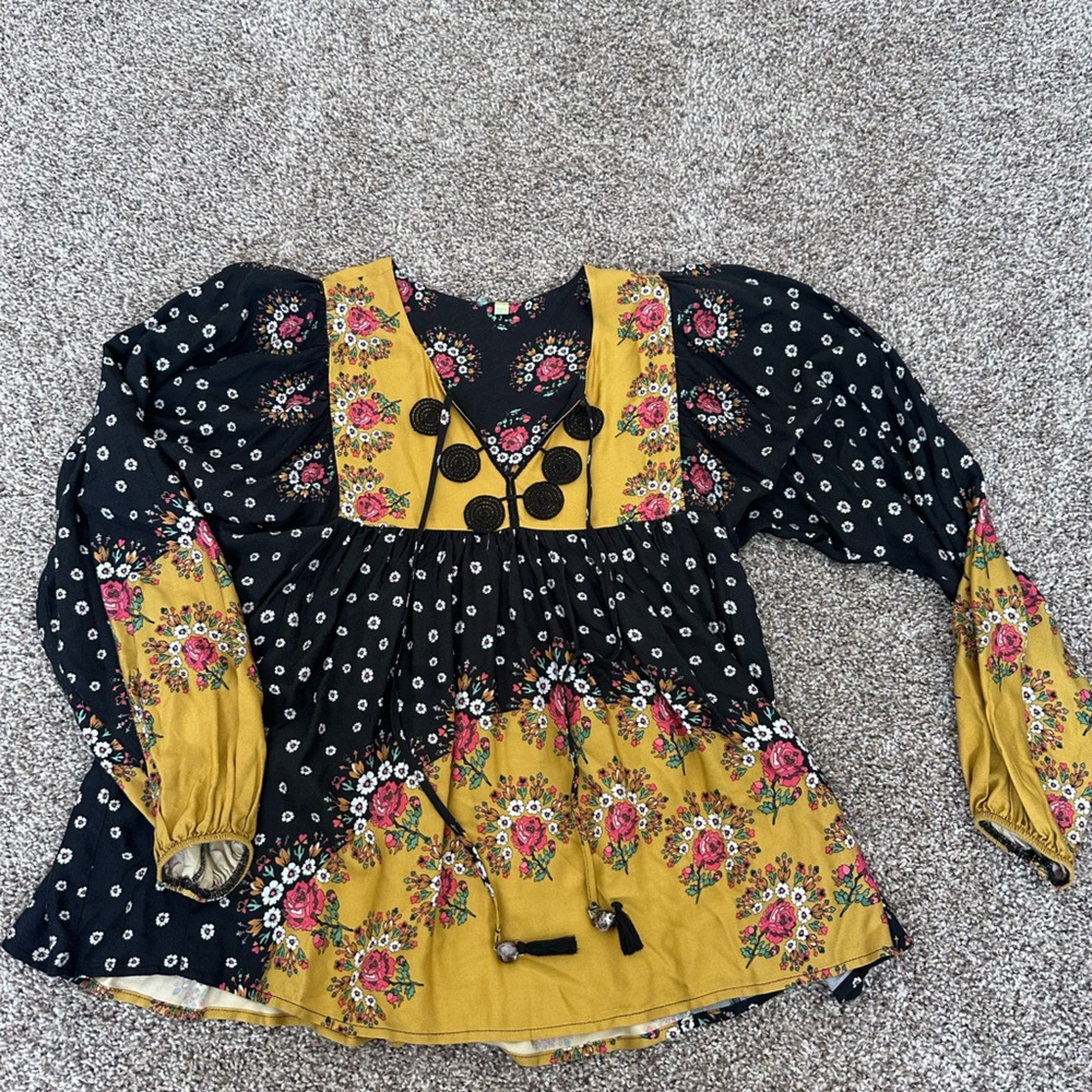 Farm Rio- Blousy V-Neck. Size XS Yellow and Black Floral